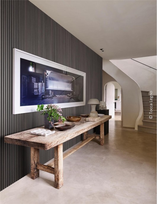 Akustični stenski panel s furnirjem EBENOVINA NATURAL ebony v prostoru