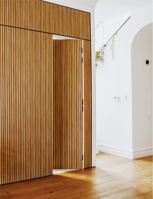 Akustični stenski panel s furnirjem WAVE INVISIBLE v prostoru