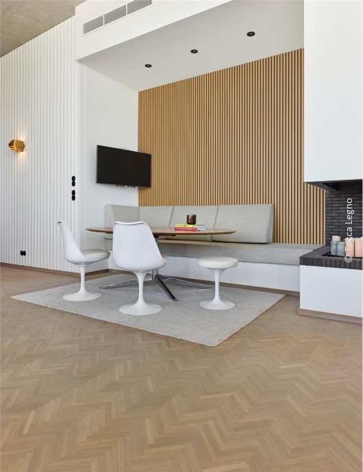 Akustični stenski panel s furnirjem HRAST NATURAL v prosotru