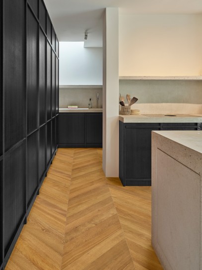 Mat lakiran hrastov chevron parket ASTI