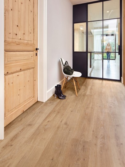 Vinil SPC klik natur hrast blagi rustik PALERMO v prostoru