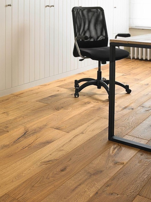 Reliefni oljen hrastov rustik parket REUNION v prostoru