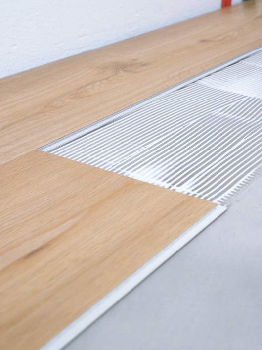 Polaganje vinila klik lepljen lepljenje vinila montaža vogart