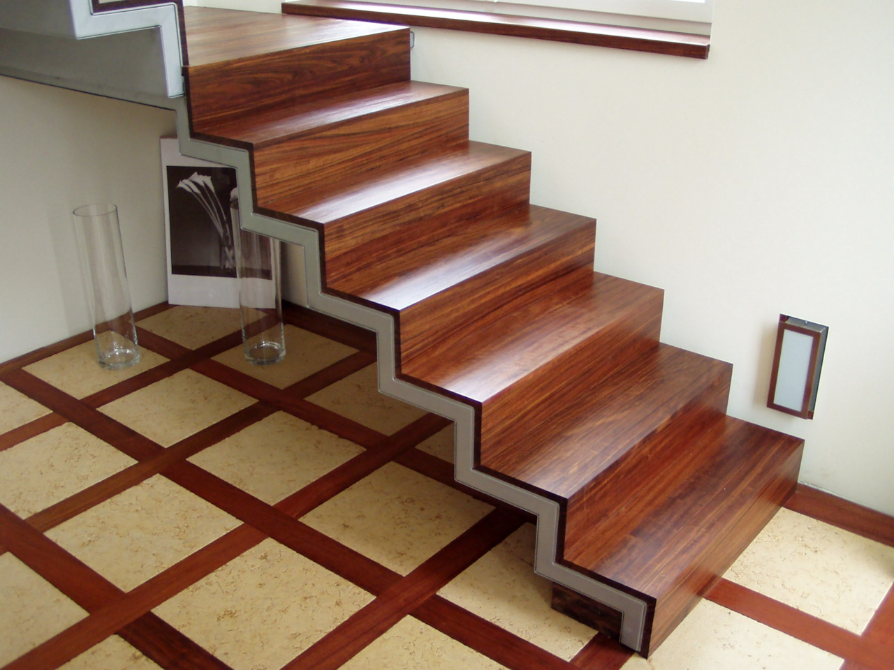 Stopnice na kovinski konstrukciji zavzamejo bistveno manj prostora kot na betonirani osnovi.