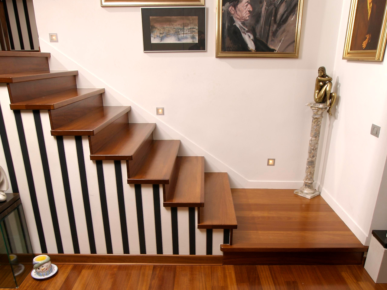 Masivne stopnice iz lesa iroko. Vidna je 4cm debela nastopna ploskev in tanjša, estetska čelna ploskev