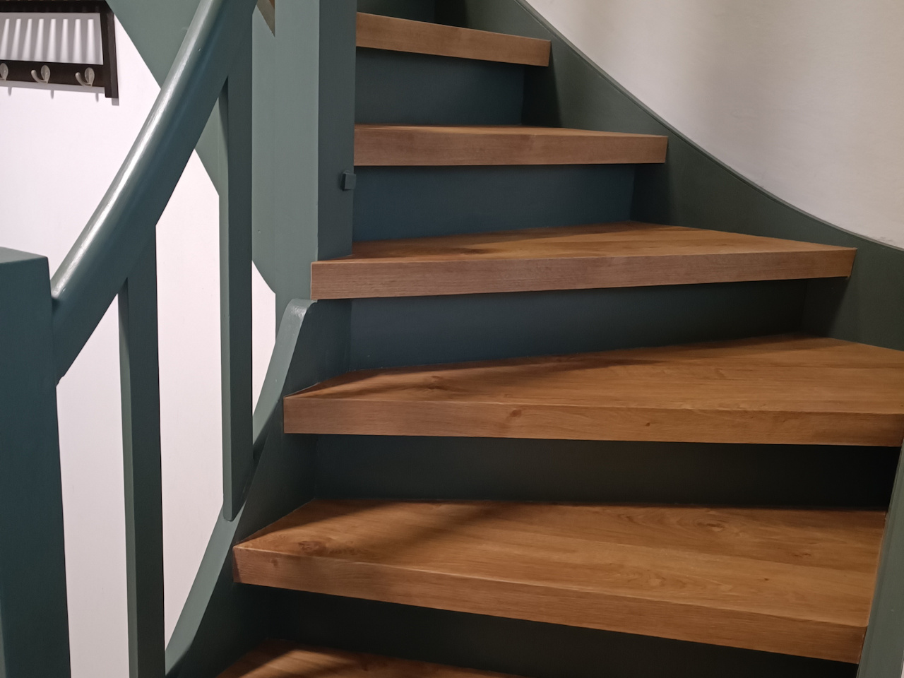 Stopnice iz hrastovega parketa. Zaključene so brez čelne ploskve za tradicionalni izgled stopnišča.